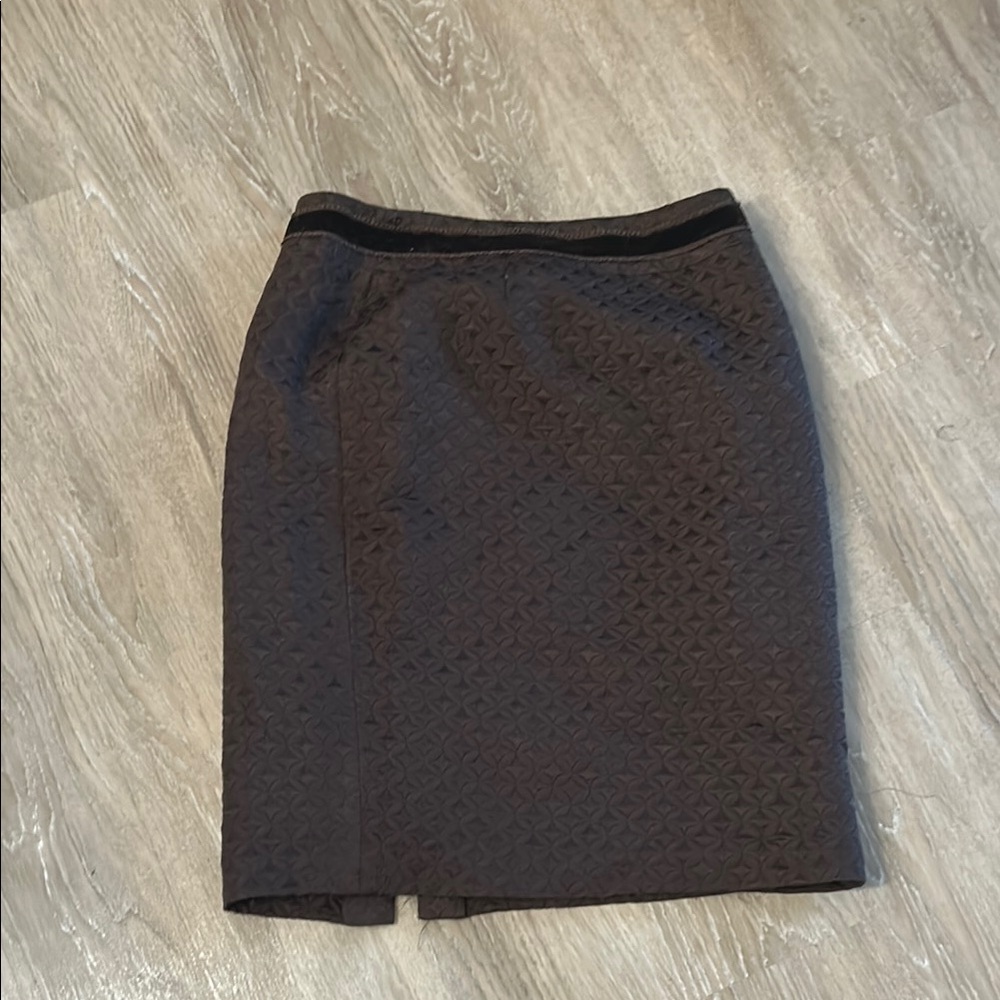 Elegant brown skirt with velvet trim at waist